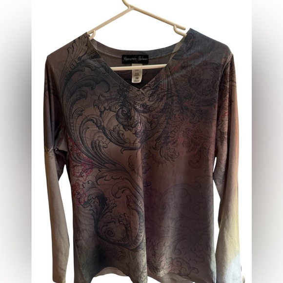 Appropriate Behavior Silver Baroque Scroll Print Long Sleeve Top – Size 1X - Picture 1 of 11